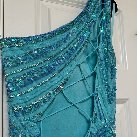 Gorgeous Ashley Lauren asymmetrical prom dress - Picture 9 of 9